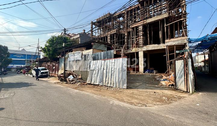 FOR SALE ! BRAND NEW HOUSE ONLY 2 UNIT !! Jl. Tebet Timur Dalam I No. 1  American Classic Design  Akses Jalan Super Lebar ! Lokasi Super Strategis Dekat Area Bisnis, Pusat Kuliner Tebet & Fasilitas Umum Lainnya 2