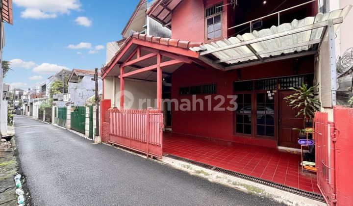 Hanya 5 Meteran ke Taman!!! Rumah Siap Huni dan Lokasi Sangat Strategi Deat dengan Bisnis dan Kuliner Tebet 2