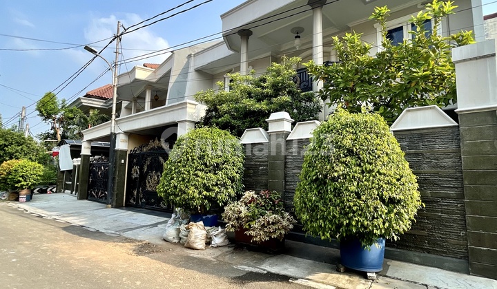 RUMAH MEWAH 2 LANTAI DEPAN TAMAN DI AREA PUSAT BISNIS DAN ZONA KULINER TEBET 1