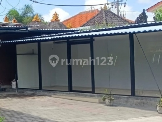 Glass-fronted Shop/Kiosk, 1 Floor, Strategic Location on Raya Kuta.
