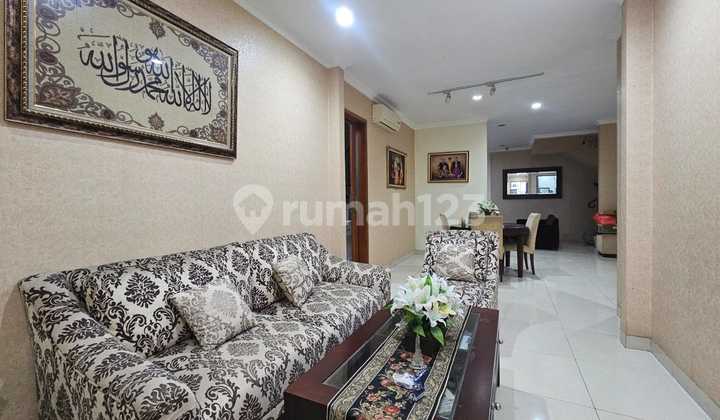 Rumah di Pondok Indah, Walking Distance ke Mall Pim 2