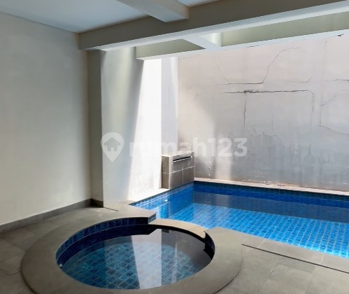 Dijual Rumah Mewah Dekat Gatot Subroto