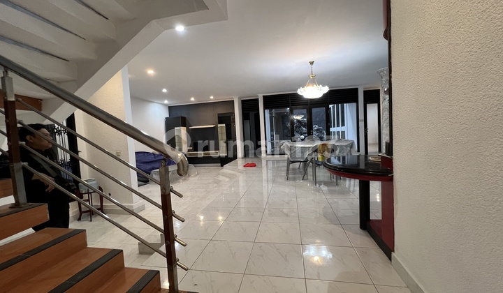 Rumah Besar Cantik Dgn Swimming Pool 2