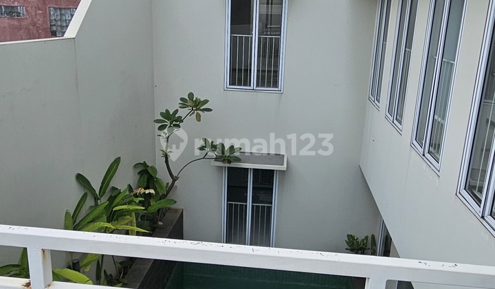 Rumah Cantik 2.5 Lantai di Sewakan di Kebayoran