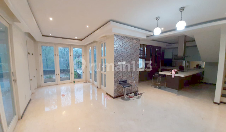 Rumah Cantik di Sewakan di Lokasi Seperti Townhouse.di Lebak Bulus