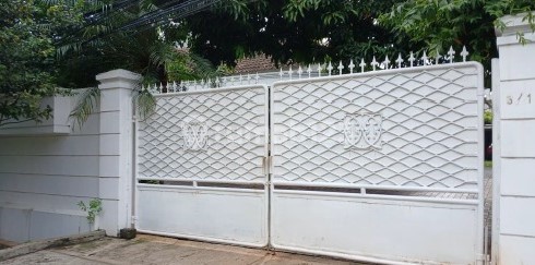 Rumah Bagus Unfurnished Simprug, Jakarta Selatan 2