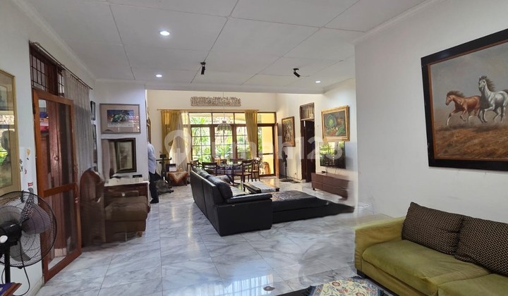 Rumah Unfurnished SHM Kebayoran Baru, Jakarta Selatan