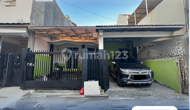 For Sale Strategic 1.5-Story House Depok Maharaja