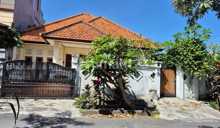 PEACEFUL AND COMFORTABLE VILLA WITH A SPACIOUS GARDEN, NO TRAFFIC NO FLOOD, NUSADUA TOLL ROAD