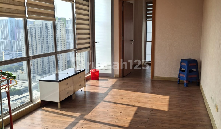 Office Tower in a strategic location, ready for use. Office Tower in a strategic location, ready for use.