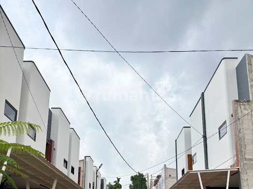 Rumah 2 Lantai Siap Huni dengan Fasum Lengkap Sampai Kolam Renang