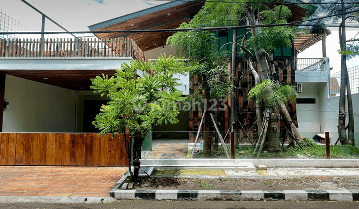 Disewakan Langka Rumah Aesthetic Pusat nya Sby Barat Yg selangkah aja ke tol Cocok untuk usaha cafe, F&B, kantor / usaha yg lain 1