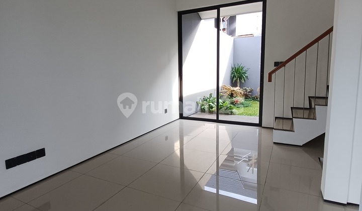 Dijual Rumah Cantik View Danau 2 Lantai di Bukit Golf Cibubur 2