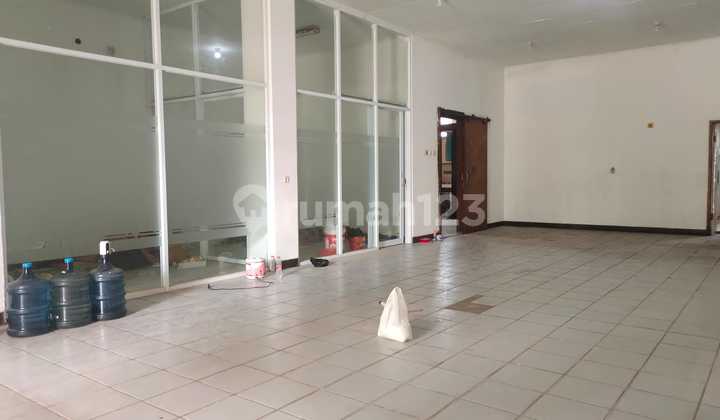 3-Storey Shop House in a Strategic Location at Buah Batu, Bandung 3-Storey Shop House in a Strategic Location at Buah Batu, Bandung