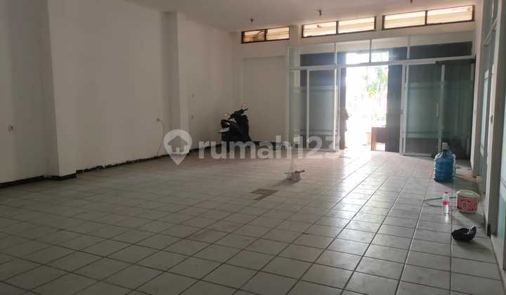 3-Storey Shop House in a Strategic Location at Buah Batu, Bandung 3-Storey Shop House in a Strategic Location at Buah Batu, Bandung