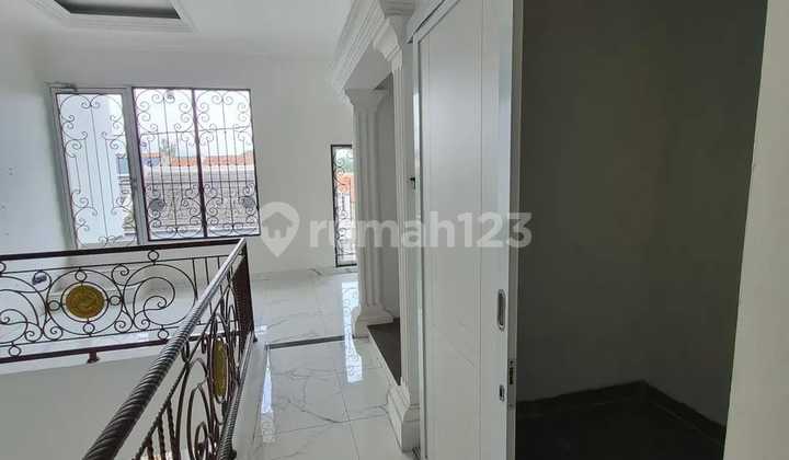 Classic Modern House in a Strategic Location at Buah Batu, Bandung 2