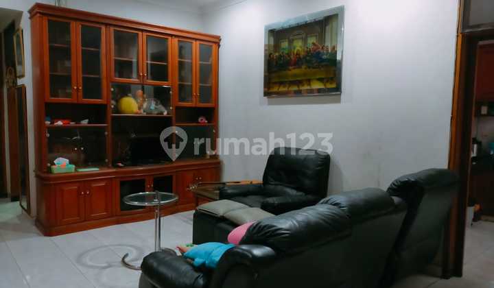 Spacious House and Strategic Location in the Singgasana Area of Bandung