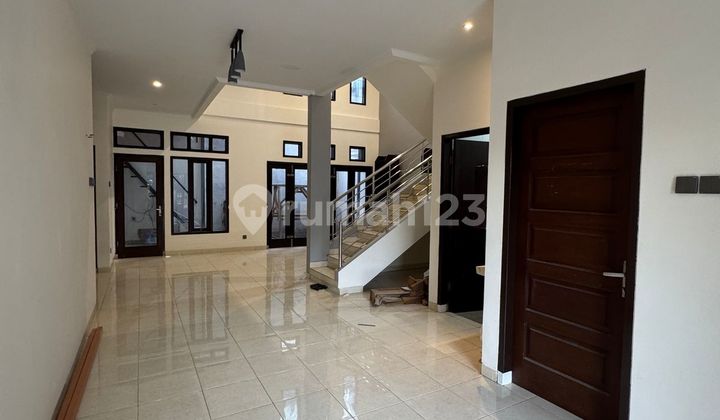 Luxurious 2-Story House in a Strategic Location at Taman Holis Indah