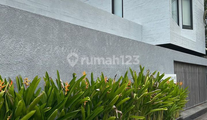 Modern Kedungu 4-Bedroom House, Fully Furnished & Pool