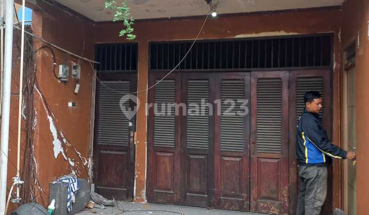 Rumah Tua Dijual Harga Tanah di Duri Kosambi Jak Bar di Pinggir Jalan Raya. Lokasi Strategis Rumah Tua Dijual Harga Tanah di Duri Kosambi Jak Bar di Pinggir Jalan Raya. Lokasi Strategis