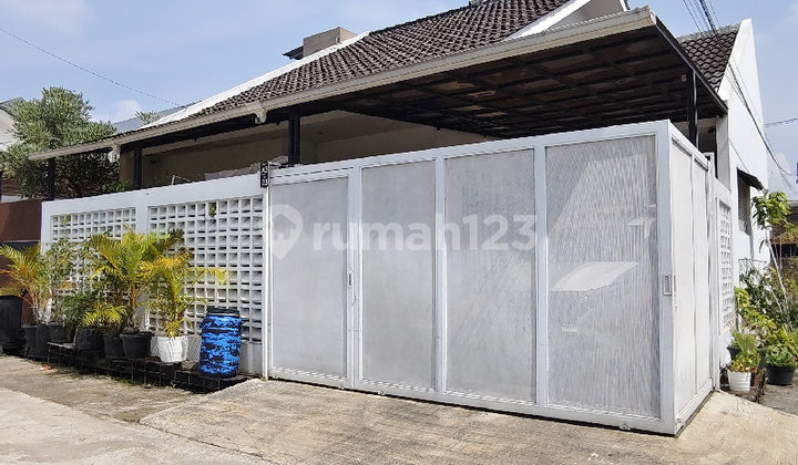 Rumah Hoek Sangat Terawat Bangunan Baru di Taman Cibaduyut Indah