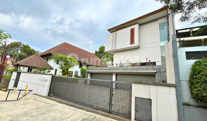 Luxury Villa-Style Bali House in Pasteur Wing, Bandung Near the Toll Road Luxury Villa-Style Bali House in Pasteur Wing, Bandung Near the Toll Road