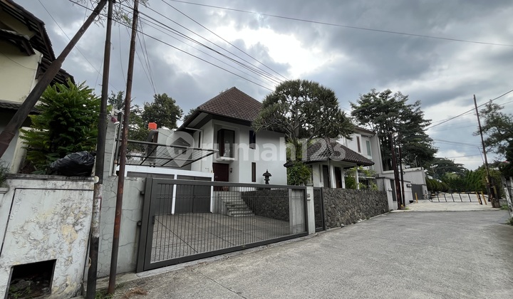Luxury Vintage Fully Furnished House in Sayap Pasteur Near the Toll Road Luxury Vintage Fully Furnished House in Sayap Pasteur Near the Toll Road