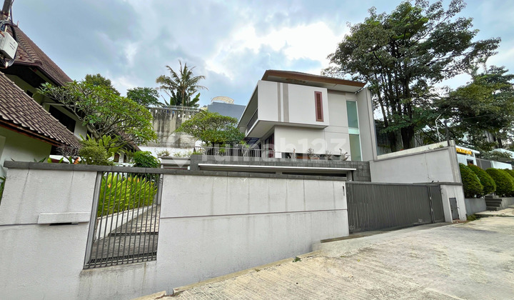 Luxury Villa-Style Bali House in Pasteur Wing, Bandung Near the Toll Road Luxury Villa-Style Bali House in Pasteur Wing, Bandung Near the Toll Road