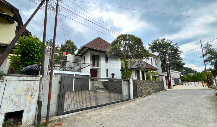 Luxury Vintage Fully Furnished House in Sayap Pasteur Near the Toll Road Luxury Vintage Fully Furnished House in Sayap Pasteur Near the Toll Road