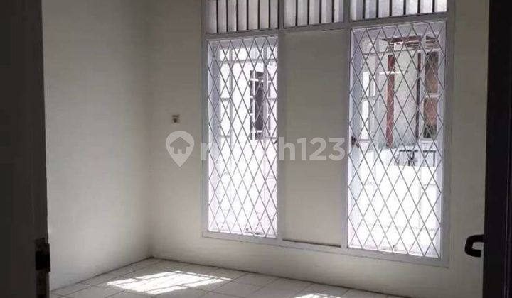 Disewakan Rumah Lantai 2 di Kebayoran Lama Jakarta Selatan 2