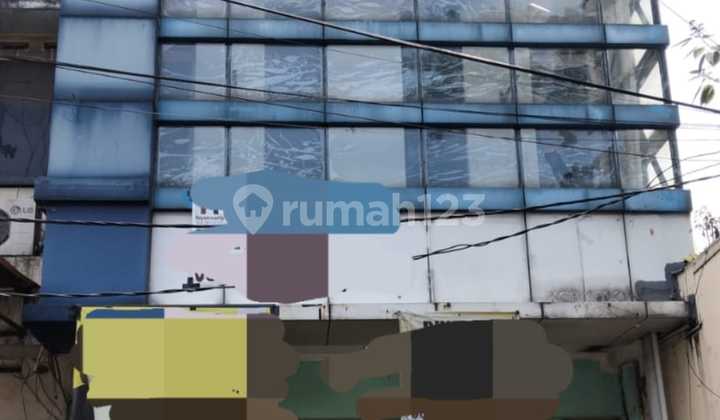 Rent a 4-Story Shop House in the Kebon Jati Area Near Paskal 23