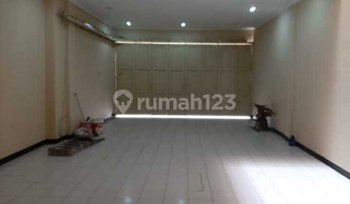 Rent a 4-Story Shop House in the Kebon Jati Area Near Paskal 23 2