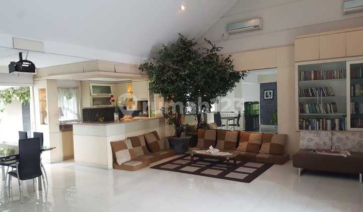 Luxury House in Menanggal Near Gayunsari Ahmad Yani
