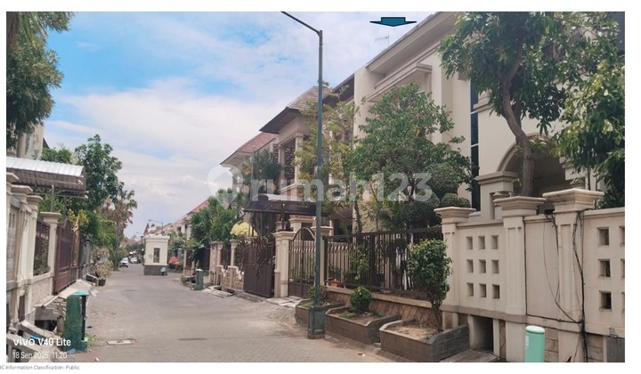 Auction on March 10th, Luxury House in Mulyosari Central Park 2