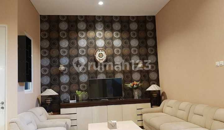 Minimalist House in Manyar Tirtoasri, 4 Bedrooms 2