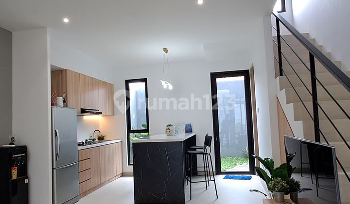 3-Storey Ready-to-Occupy House on Cendrawasih Street Near Exchange