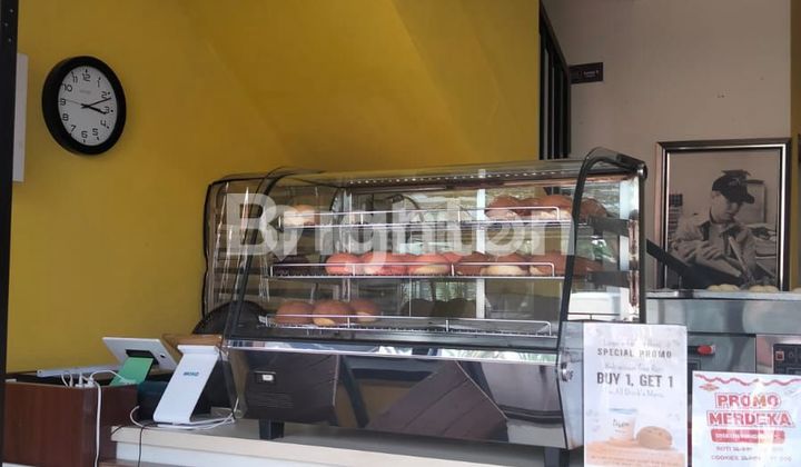 [QUICK SALE] READY-TO-USE SHOPHOUSE FULLY RENOVATED – METLAND CILEUNGSI  
Negotiable Price Until Deal – Most SOUGHT-AFTER Commercial Location! 2