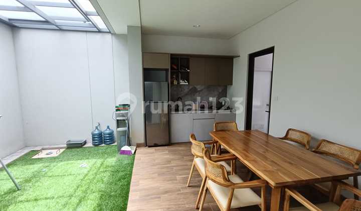 For Sale Luxury House in Flora Summarecon - Fully Furnished & Spacious 2