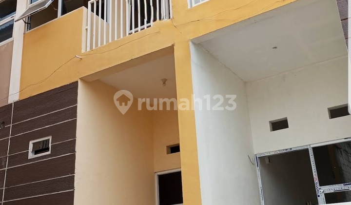 Beautiful Cheap Fresh 2-Storey House in Griya Izmir Surabaya Only 375M, Can In-House Without Checking Fees Up to 15 Years 2