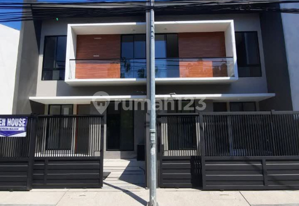 Rumah Mewah Baru Tropis Modern Kualitas Premium di Kutisari Surabaya Selatan Rumah Mewah Baru Tropis Modern Kualitas Premium di Kutisari Surabaya Selatan