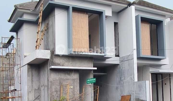 Progress 85%, Rumah Baru 2 Lantai Harga 1 M-An Row Jalan 4 Mobil di Taman Pondok Indah Wiyung Surabaya Barat 2