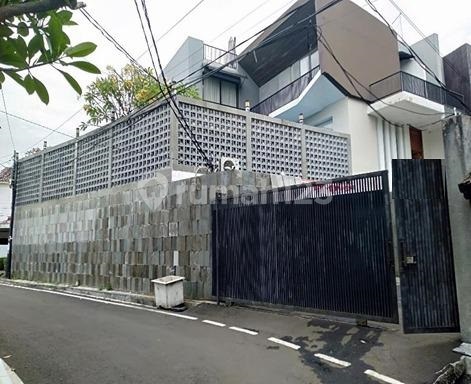 Rumah Bagus, Luxury, Lingkungan aman dan nyaman dengan Private swimmong Pool di Jak sel 2