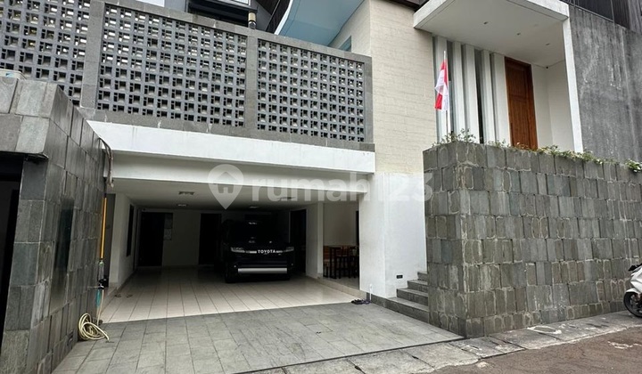 Nice House, Luxury, Safe and comfortable environment with Private Swimming Pool in South Jakarta