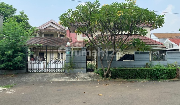 Rumah lama dengan tanah luas di Bintaro sek 2 Tangsel. Rumah lama dengan tanah luas di Bintaro sek 2 Tangsel.