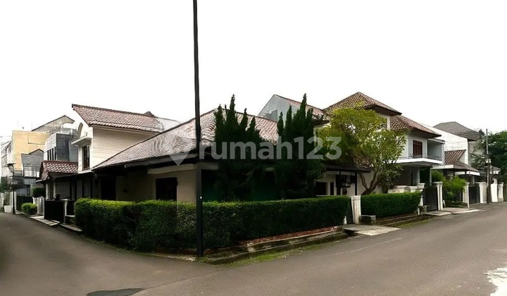 Rumah Siap Huni Posisi Hoek Akses Jalan Lebar Nyaman Aman dan Tenang di Tebet Barat