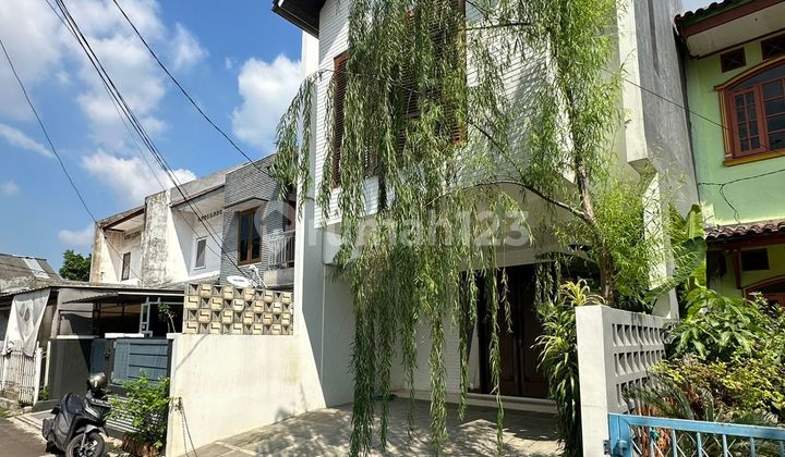 Rumah Baru Semi Furnished Lokasi Strategis di Cilandak