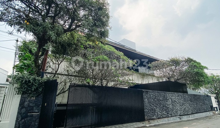 Rumah Modern Tropical Vibes Villa Bali di Pondok Indah