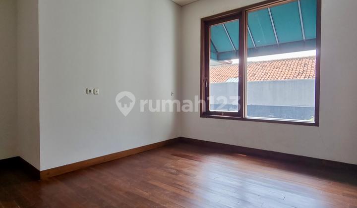 Rumah Tropical Modern Halaman Luas, Bebas Banjir di Kemang 2