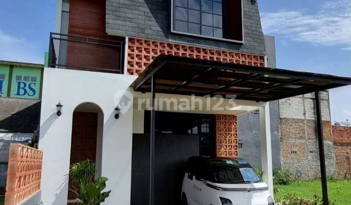 Rumah Modern Tropis Minimalis 2 Lantai + Rooftop Dekat Tol