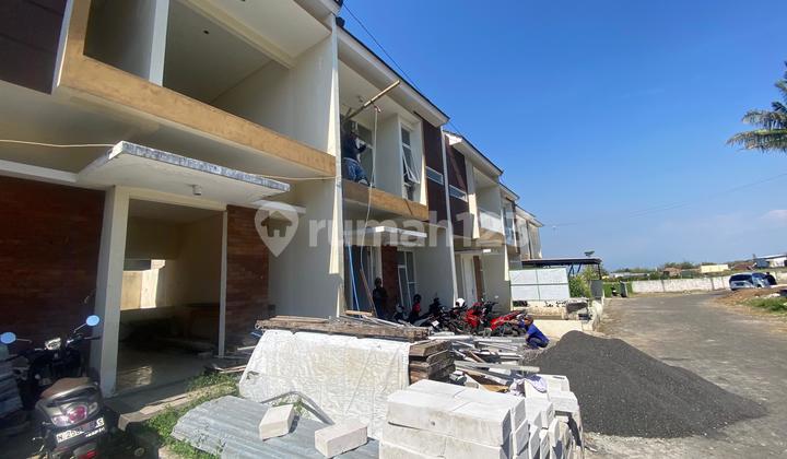 Modern Villa for Sale in Batu - Strategic Location Near Jatim Park 3, 2-Year Income Guarantee